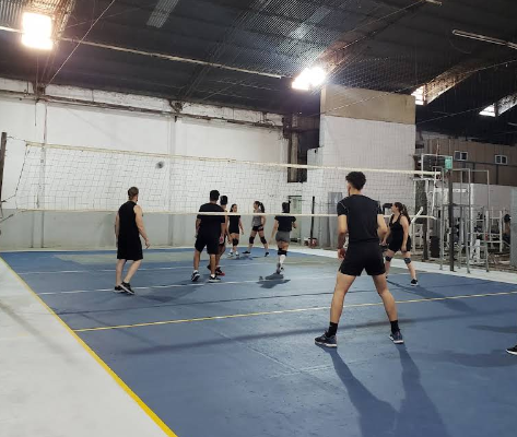 Partido de vóley en Factory Gym
